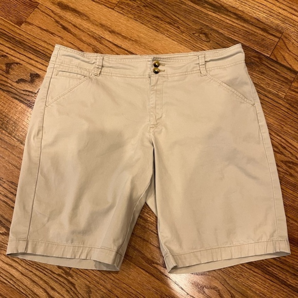 Lee Mid Rise Fit size 14 Medium in Khaki color shorts with 10” rise RN #130273.